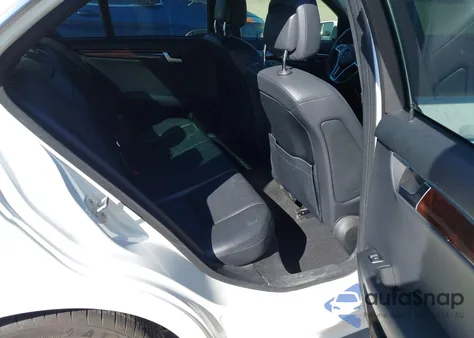 2014 Mercedes-Benz C 250 Sport z USA, uszkodzony, nr VIN WDDGF4HB3EG215256